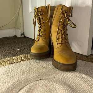 Size:8.5 women’s los Angeles high heel shoes